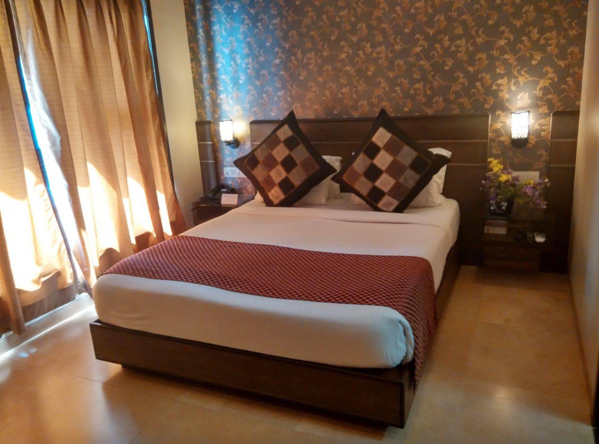 Jc Castle Hotel Shirdi Bagian luar foto